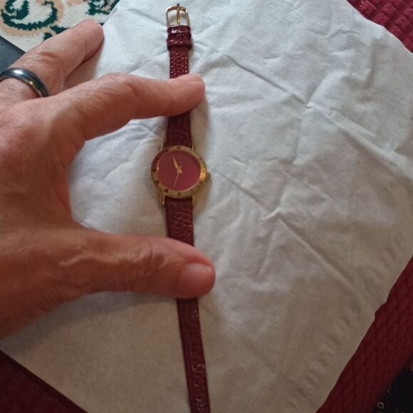 Gucci ladies watch with leather band (W003)